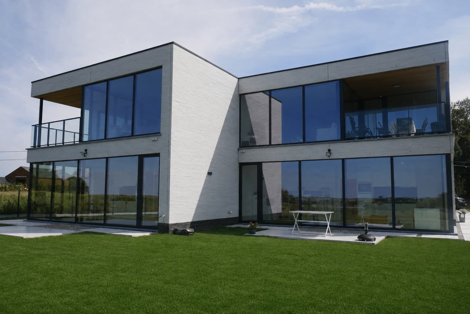 Moderne woning met grote aluminium raamgehelen geplaatst door Thimaco