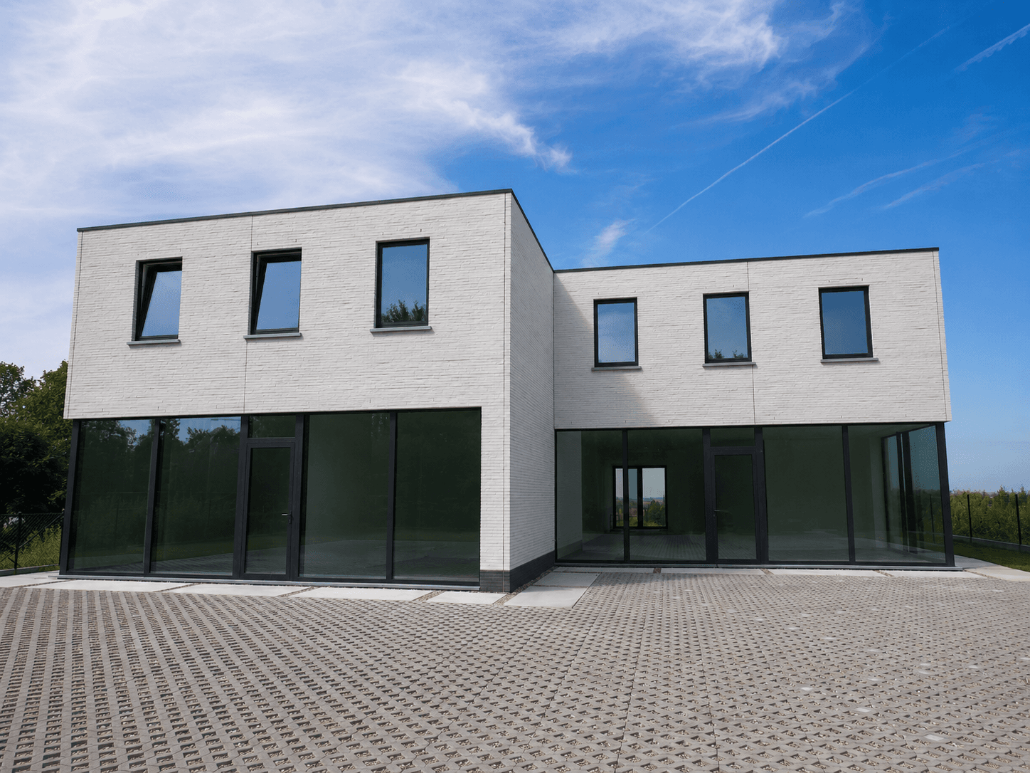 Modern project met grote zwarte raamgehelen - realisatie Thimaco