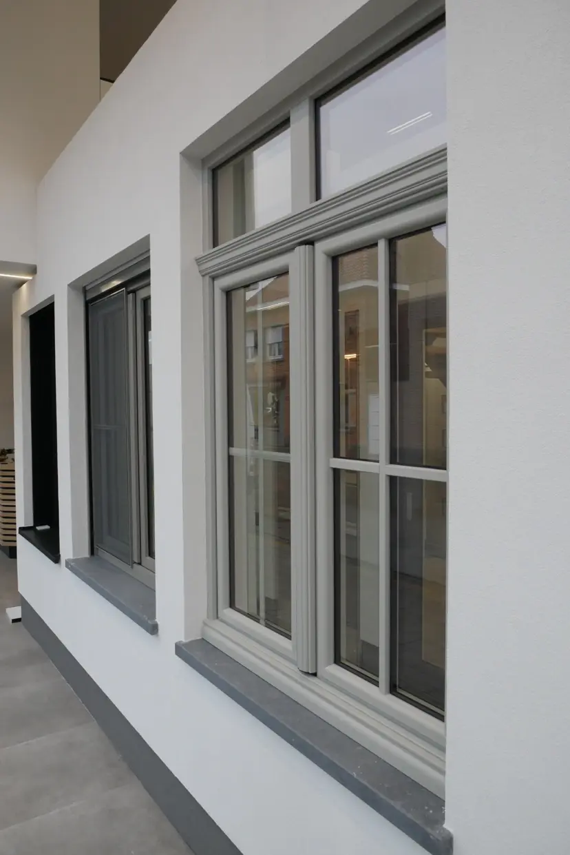 Detail van een raamopstelling in de Thimaco toonzaal