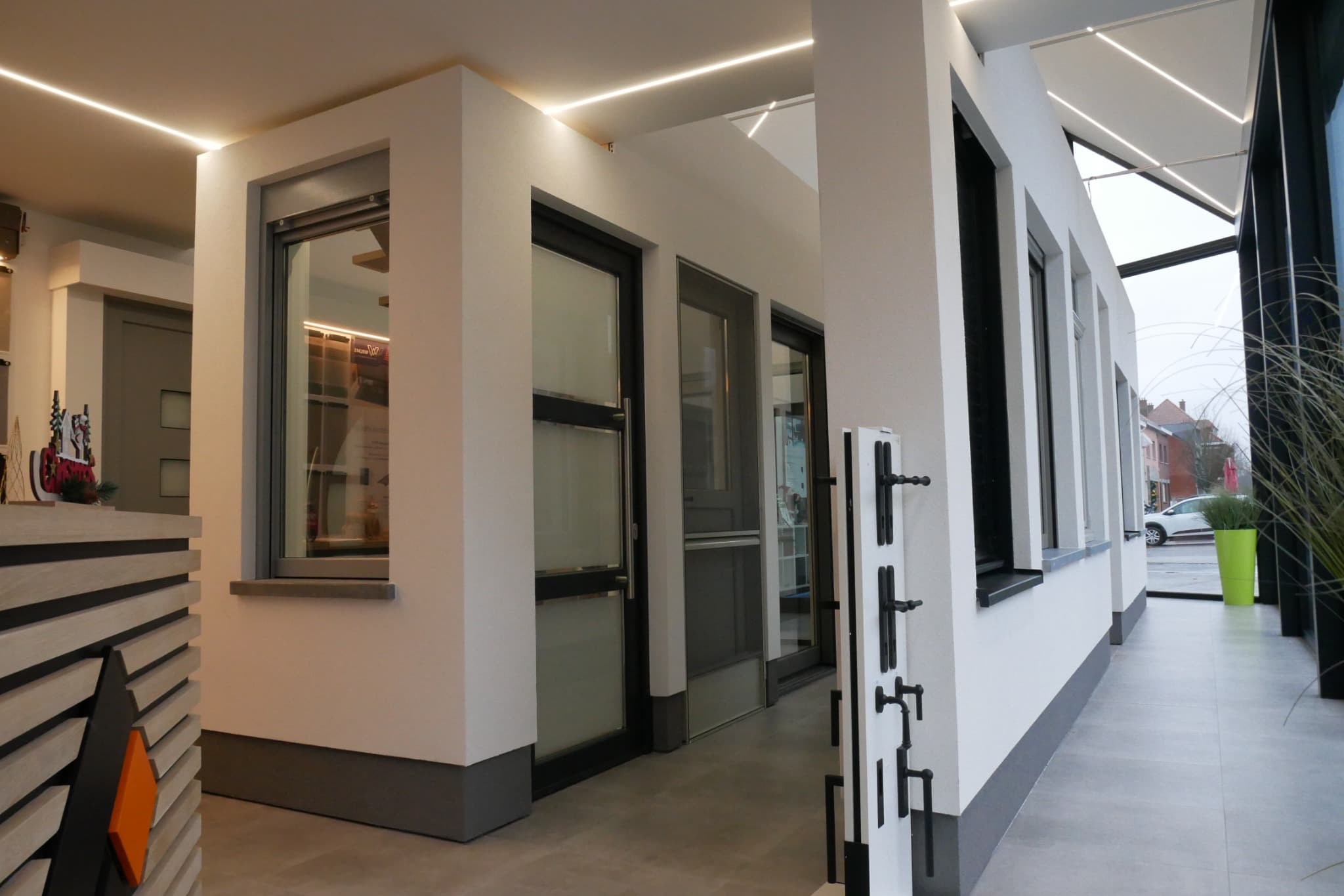 Binnenzijde van de toonzaal van Thimaco in Beveren-Leie