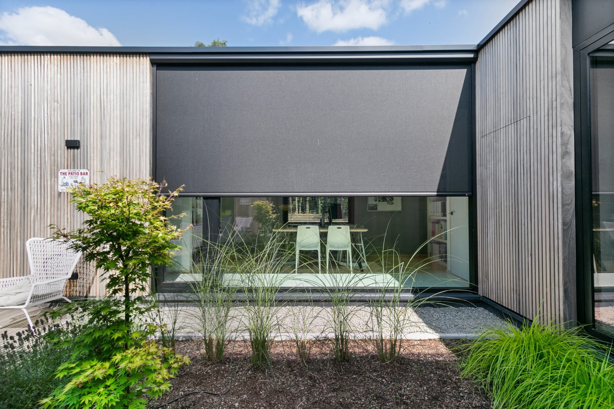 Donker voorzetscreen op een moderne woning