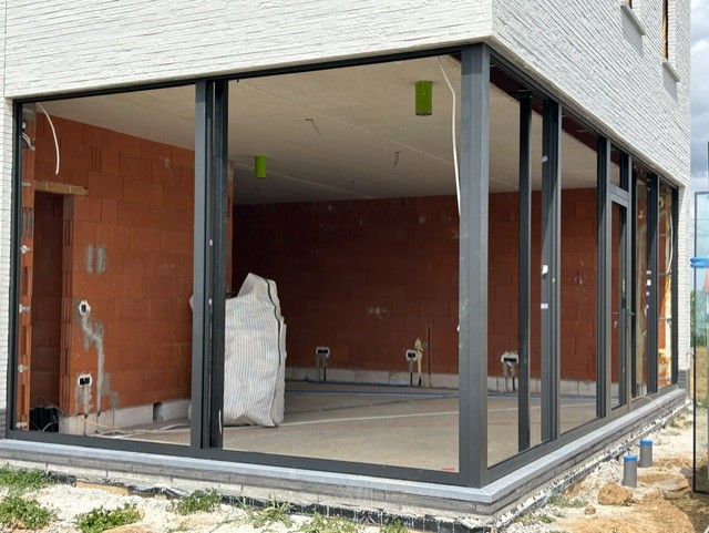 Grote aluminium glaspartijen, geplaatst met precisie - detail 1
