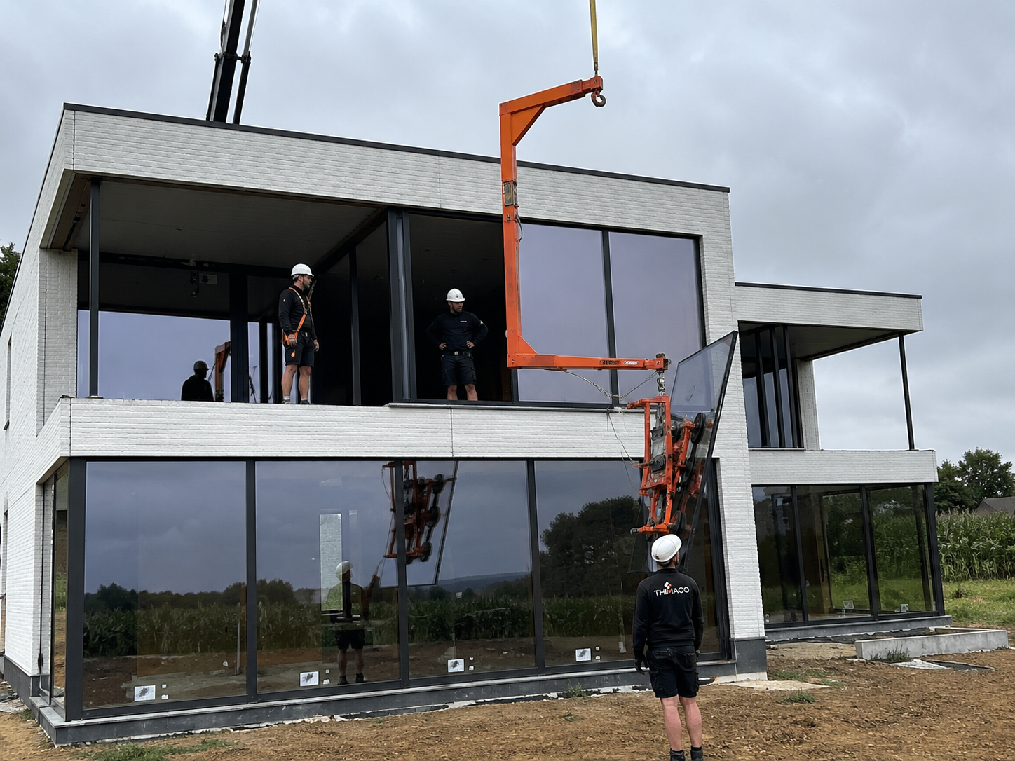 Grote aluminium glaspartijen, geplaatst met precisie - hoofdfoto