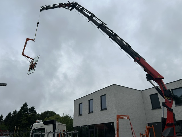 Grote aluminium glaspartijen, geplaatst met precisie - werffoto 1