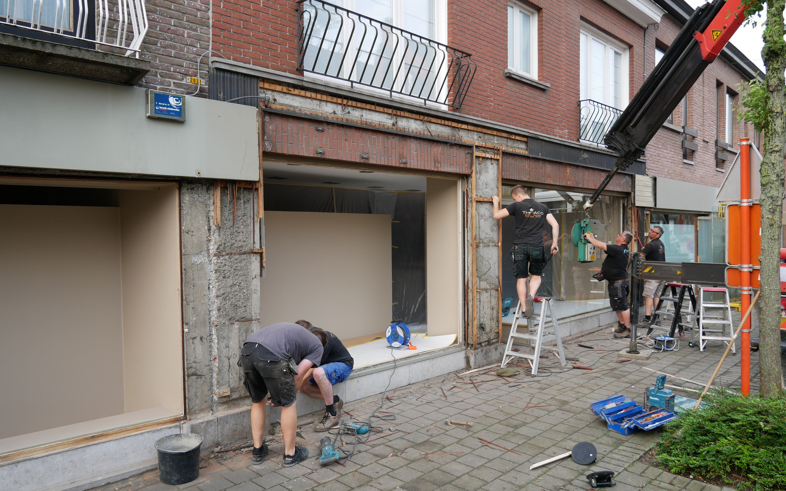 Een handelsgevel volledig opengetrokken - werffoto 1